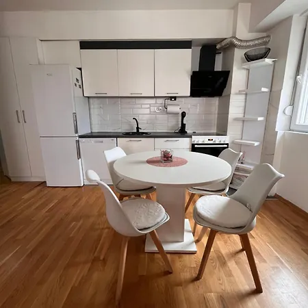 Ana Rose Lux - Stylish City Apartment With Private Parking