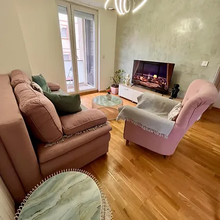 Ana Rose Lux - Stylish City Apartment With Private Parking Skopje