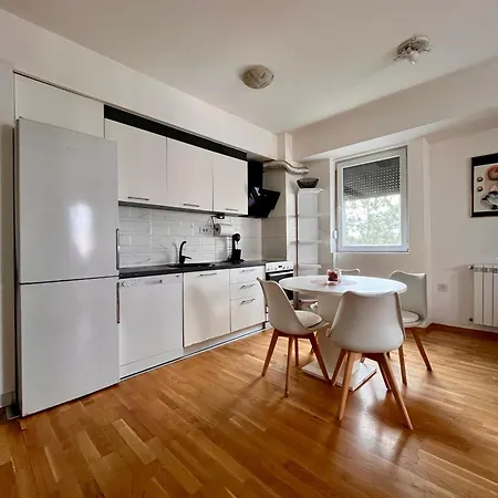 Ana Rose Lux - Stylish City Apartment With Private Parking