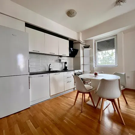 Ana Rose Lux - Stylish City Apartment With Private Parking Apartment Skopje