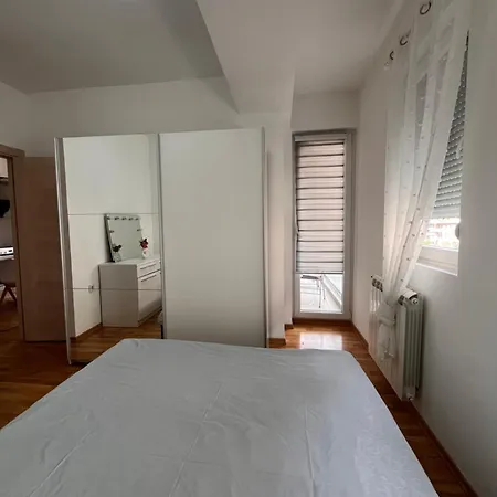 Apartment Ana Rose Lux - Stylish City Apartment With Private Parking Skopje