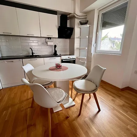 Ana Rose Lux - Stylish City Apartment With Private Parking